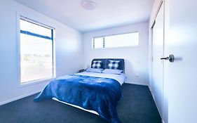 New Modern Townhouse Near Town& Beach